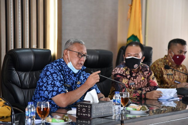 Bupati Kuningan, H Acep Purnama SH MH saat memberikan arahan kepada relawan tracer COVID-19 secara virtual. (Andri)