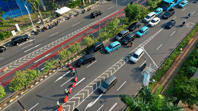 Foto udara suasana di titik penyekatan baru di kawasan Gerbang Pemuda, Jakarta Selatan, Jumat (16/7/2021). Foto: M Risyal Hidayat/ANTARA FOTO