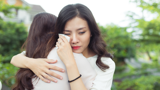 Ilustrasi mendukung teman yang sedang berduka. Foto: Shutter Stock
