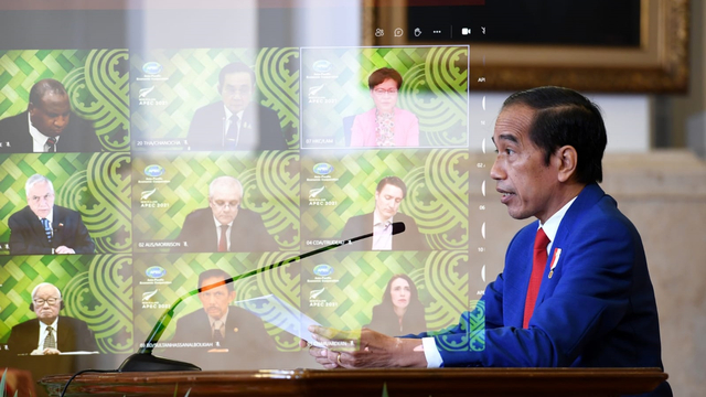 Presiden Jokowi saat menghadiri APEC Economic Leaders Retreat 2021, melalui konferensi virtual, Jumat (16/07/2021) malam. Foto: Lukas/BPMI Setpres
