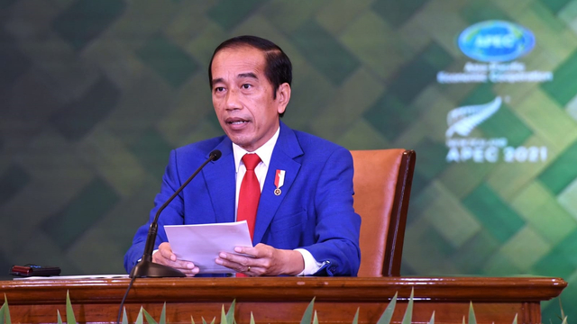 Presiden Jokowi saat menghadiri APEC Economic Leaders Retreat 2021, melalui konferensi video, Jumat (16/07/2021) malam. Foto: Lukas/BPMI Setpres