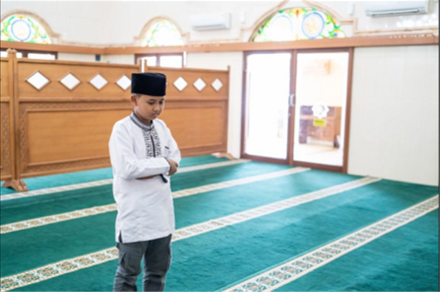 Laki-laki yang sedang belajar bacaan surat pendek. https://www.freepik.com/
