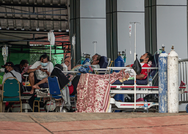 Pasien dirawat di teras gedung Instalasi Gawat Darurat (IGD) Rumah Sakit Umum Daerah (RSUD) Jayapura, Papua, Jumat (16/7/2021). Foto: Indrayadi TH/Antara Foto