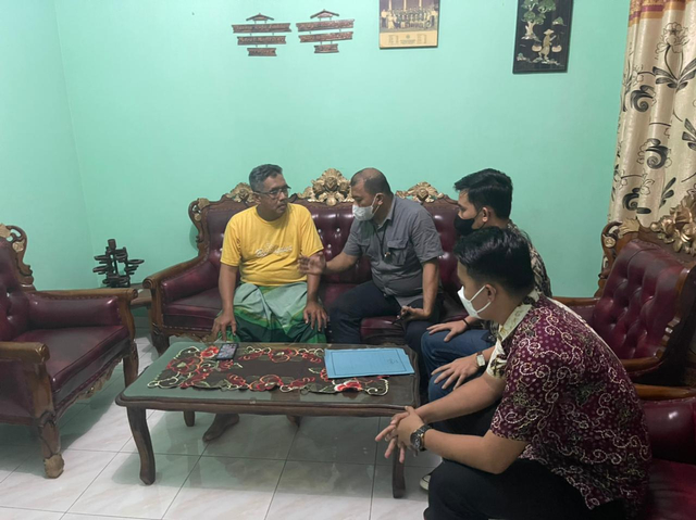 Oknum guru, G (50) saat diamankan petugas akibat menyebar hoax, Jumat (16/7/2021) | Foto: Polda Lampung
