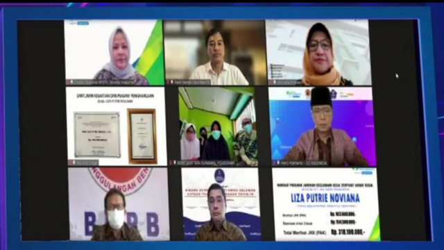 Wamenkes Dante Saksono memberikan santunan kepada keluarga almarhuman Liza Putri Noviana, perawat RS Darurat Wisma Atlet Kemayoran yang meninggal dunia. Foto: sehatnegeriku.kemkes.go.id