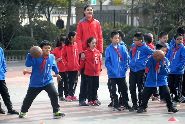 Zhang Ziyu, gadis 14 tahun yang memiliki tinggi 2,26 meter. Foto: 一手Video via YouTube