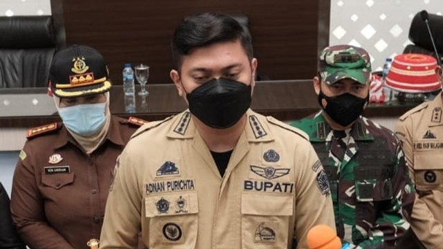 Bupati Gowa, Adnan Purichta Ichsan mencopot anggota Satpol PP yang pukuli ibu hamil. Foto: Dok. Istimewa