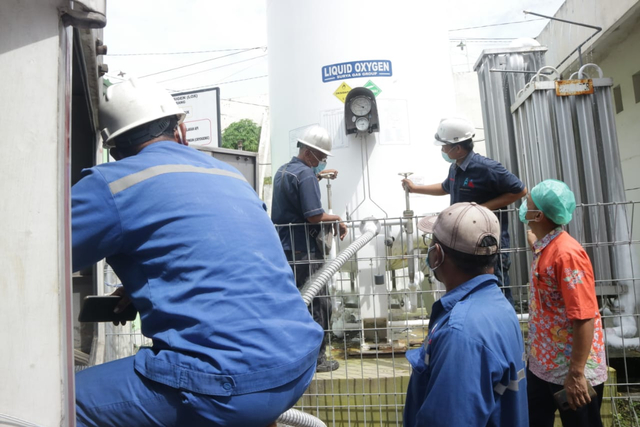 PLN sedang menyalurkan bantuan oksigen untuk rumah sakit di Jawa Tengah. Foto: dok. PLN