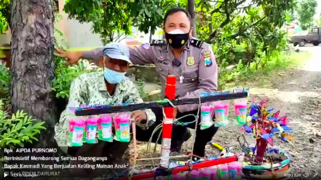 Aipda Purnomo memberikan bantuan kepada pedagang mainan di tengah PPKM Darurat. Foto: Twitter @Purnomo_dtt