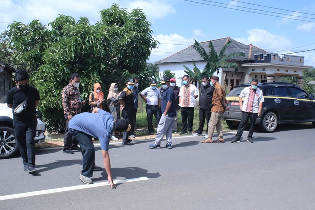 Pansus Raperda DPRD Babel saat tinjau proyek yang gunakan anggaran APBD 2020.