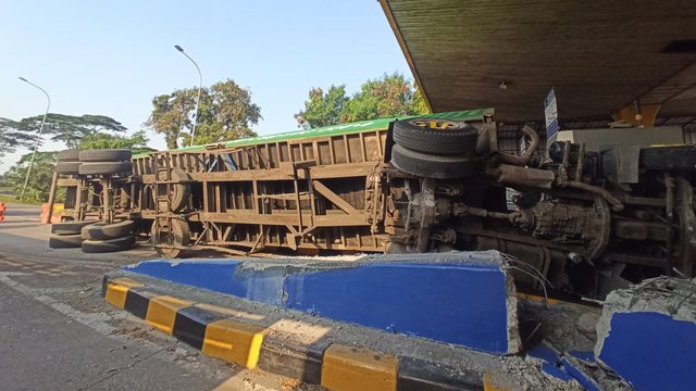Ilustrasi kecelakaan truk kontainer. Foto: Dok. Istimewa
