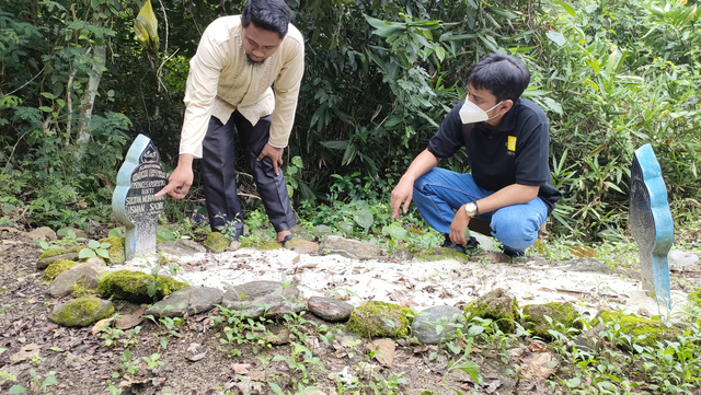 Penulis (Kaos hitam) ketika mengunjungi makam Prinses van Kasiruta di Labuha, Halmahera Selatan, Maluku Utara. Foto: Dokumentasi Handi Andrian untuk cermat