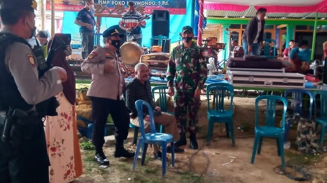 Kepala Desa Jenar, Samto menghadiri hajatan tanpa mengenakan masker. (FOTO: Istimewa)