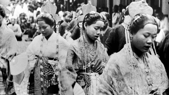 Ilustrasi masyarakat Bugis yang masih teguh memegang tradisi. (Wikimedia Commons/Tropenmuseum)