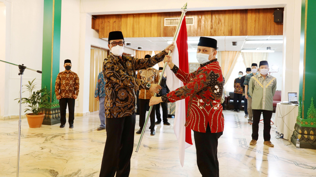 Dubes RI untuk Arab Saudi Agus Maftuh Abegebriel (kiri) melepas kafilah haji Indonesia yang dipimpin Kombes Pol Erick Hermawan (kanan). Foto: Dok. Istimewa