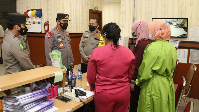 Kapolri berbincang dengan tenaga medis saat kunjungan Kapolri ke RS Polri. Foto: Dok. Istimewa