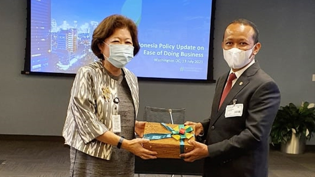 Menteri Investasi Bahlil Lahadalia bersama Mari Elka Pangestu selaku Managing Director Development Policy and Partnership World Bank. Foto: Dok. Istimewa