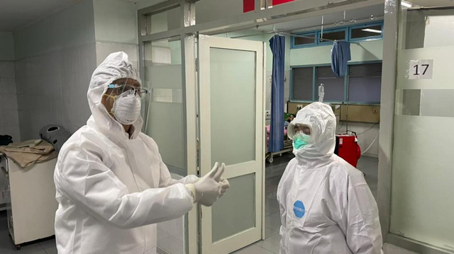 Menkes RI Budi Gunadi Sadikin semangati nakes di RSUP Dr. Sardjito Yogyakarta, pada Sabtu (17/7). Foto: Dok. Istimewa