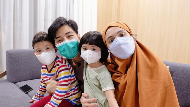 Nycta Gina dan keluarga. Foto: Instagram/@missnyctagina