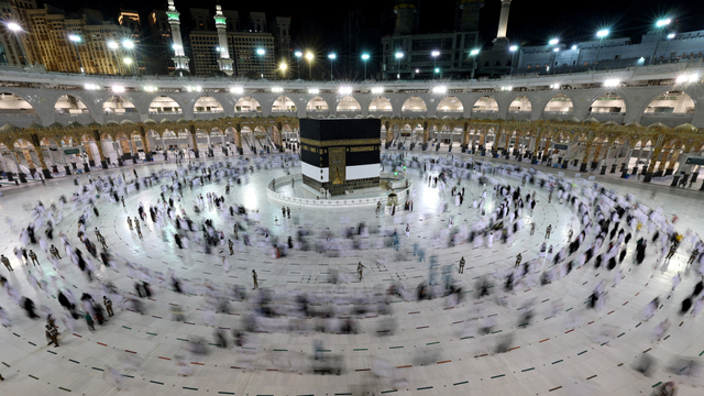Jemaah haji melakukan tawaf qudum (kedatangan) mengelilingi Ka'bah, di Masjidil Haram di kota suci Saudi Mekah, Sabtu (17/7). Foto:  Fayez Nureldine/AFP