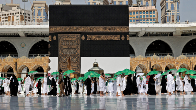Jemaah haji melakukan tawaf qudum (kedatangan) mengelilingi Ka'bah, di Masjidil Haram di kota suci Saudi Mekah, Sabtu (17/7). Foto:  Fayez Nureldine/AFP