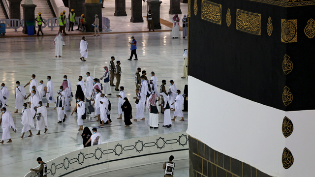 Jemaah haji melakukan tawaf qudum (kedatangan) mengelilingi Ka'bah, di Masjidil Haram di kota suci Saudi Mekah, Sabtu (17/7). Foto:  Fayez Nureldine/AFP