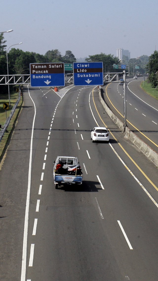 Suasana lengang di Tol Jagorawi saat PPKM Darurat, Ciawi, Kabupaten Bogor, Jawa Barat, Minggu (18/7/2021). Foto: Yulius Satria Wijaya/ANTARA FOTO