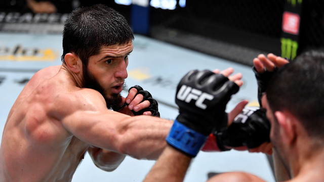 Islam Makhachev dari Rusia memukul Thiago Moises dari Brasil dalam pertarungan ringan mereka selama acara UFC Fight Night di UFC APEX, Sabtu (17/7). Foto: Jeff Bottari/Zuffa LLC via Getty Images
