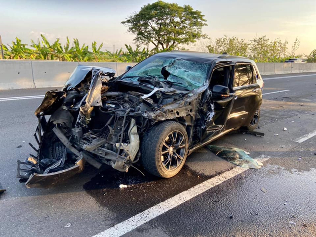 Kecelakaan Jeep Grand Cherokee di Tol Kanci. Foto: Dok. Istimewa