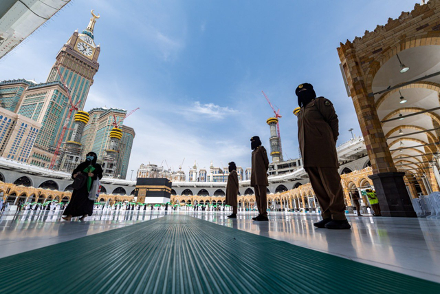 Aparat keamanan wanita turut mengamankan pelaksanaan haji 2021 di Masjidil Haram, Sabtu (17/7)  Foto: Dok. security_gov