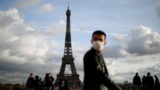 Suasana Menara Eiffel di Prancis yang telah kembali dibuka. Foto: Pascal Rossignol/REUTERS