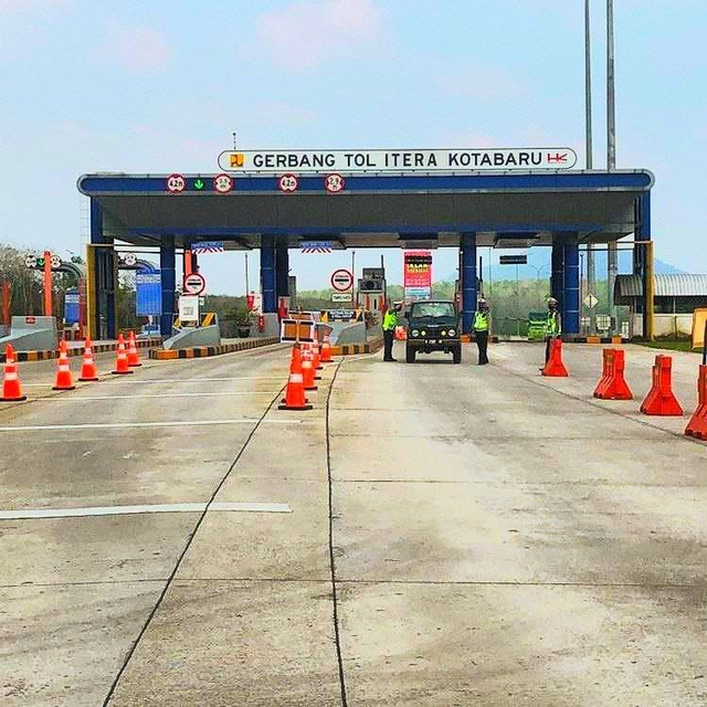 Gerbang Tol Itera Kota Baru, Minggu (18/7). | Foto: Bella Sardio/ Lampung Geh