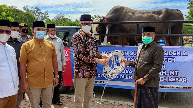 Gubernur Aceh secara simbolis menyerahkan sapi Presiden Jokowi kepada Wakil Bupati Aceh Besar. Foto: Abdul Hadi/acehkini