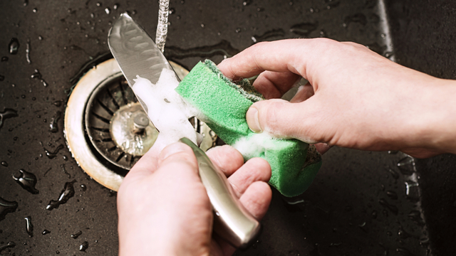 Ilustrasi mencuci pisau. Foto: Shutter Stock