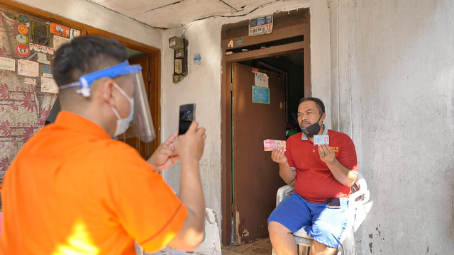 Pos Indonesia door to door salurkan bantuin di masa pandemi. Foto: Pos Indonesia