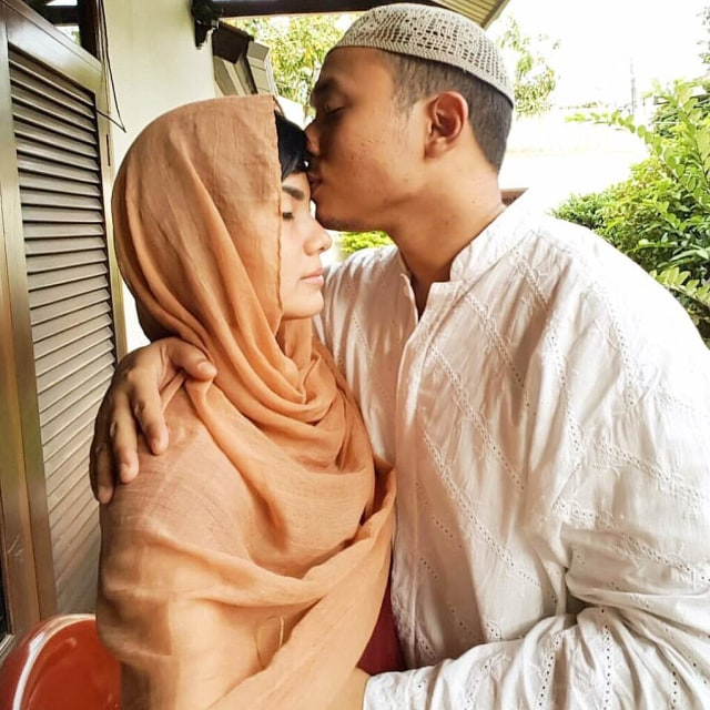 Intan RJ dan suaminya. Foto: Instagram/@intanrj22