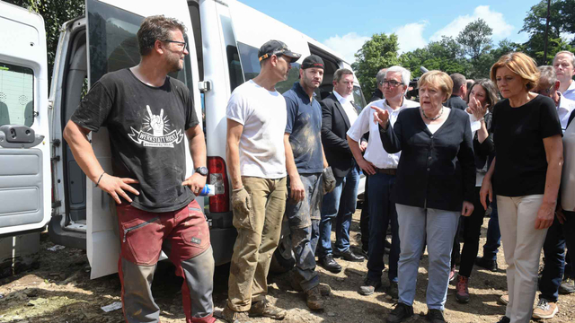 Kanselir Jerman, Angela Merkel mengunjungi daerah yang dilanda banjir di Negara Bagian Rhineland-Palatinate, Jerman (18/7/2021). Foto: Christof Stache/Pool via REUTERS