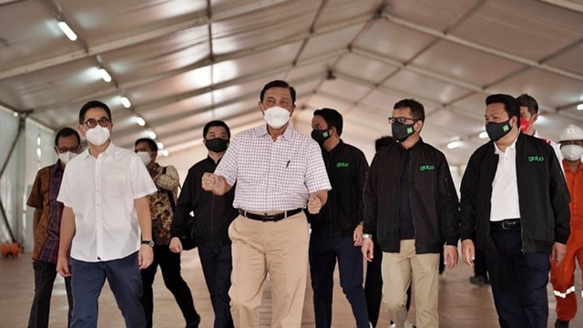 Wishnutama mendampingi Menkomarves Luhut Binsar Panjaitan meninjau lokasi Rumah Oksigen Gotong Royong di dekat suplai oksigen Pabrik Samator di kawasan industri Pulogadung, Jakarta Timur. Foto: Instagram.com/wishnutama