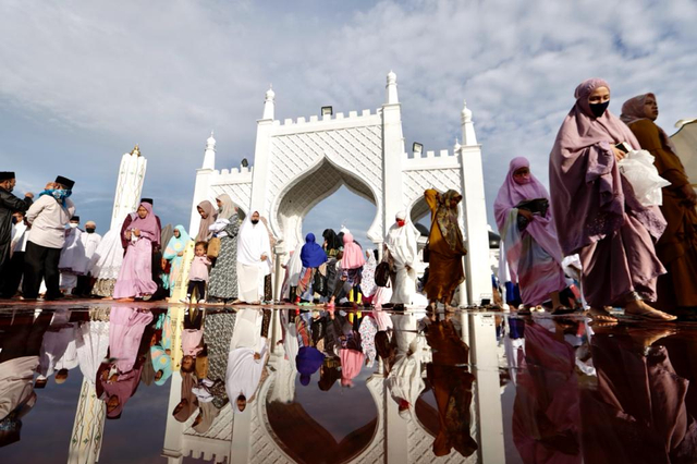 Jemaah Salat Idul Adha tahun 2020 di Masjid Raya Baiturrahman, Banda Aceh. Foto: Suparta/acehkini