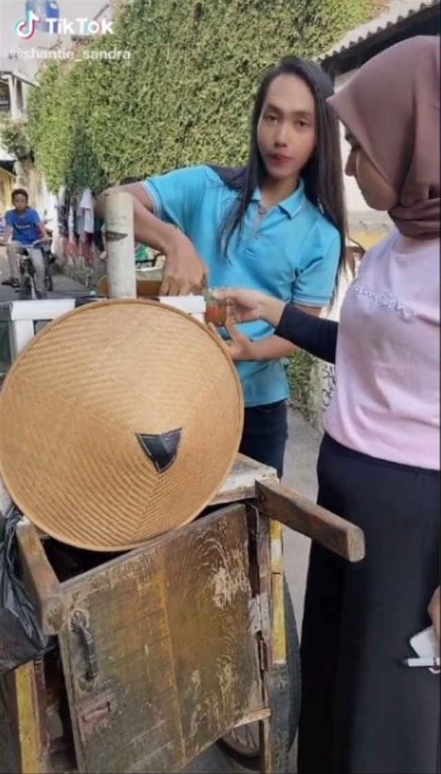 Viral tukang jamu mirip dengan aktor laga China, Wang Yi Bo. (Foto: TikTok/@shantie_sandra)