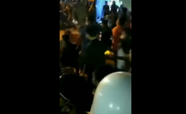 Tangkapan layar video kericuhan PKL di Pasar Kartini, Banda Aceh, yang menolak direlokasi. Video tersebut kemudian dinarasikan sebagai kericuhan pedagang Pasar Jagasatru Cirebon.