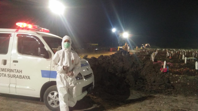 Petugas pemakaman jenazah COVID-19 di TPU Keputih Surabaya. Foto-foto: Humas Pemkot Surabaya