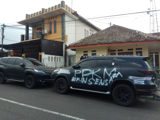 Seorang pengusaha kuliner di Kabupaten Kuningan, Jawa Barat, rela mencoret-coret mobil mewahnya sebagi bentuk protes kebijakan PPKM Darurat. (Andri)