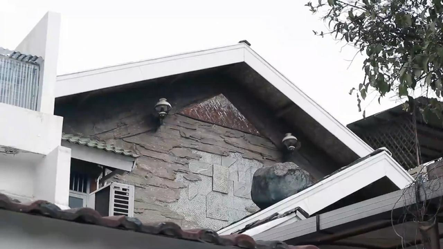 Rumah tempat Caesar Hito dibesarkan. Foto: YouTube/Hito Caesar