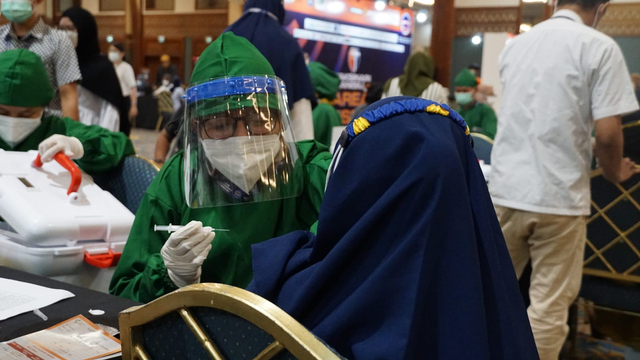 Sejumlah anak-anak panti asuhan menerima vaksinasi bekerjasama dengan Forum Nasional Panti Sosial Asuhan Anak Lembaga Kesejahteraan Sosial Anak (PSAA-LKSA) berkolaborasi dengan beberapa lembaga termasuk Disaster Management Center Dompet Dhuafa (DMC DD) (Minggu, 18/07/2021). Dok. Dompet Dhuafa