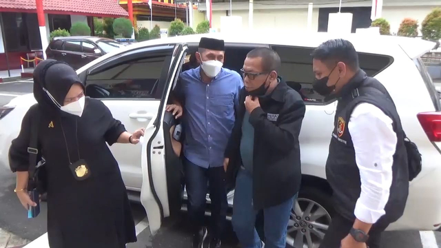 Mardani Hamdan dengan didampingi kuasa hukumnya saat dibawa ke Polres Gowa. Foto: Dok. Istimewa