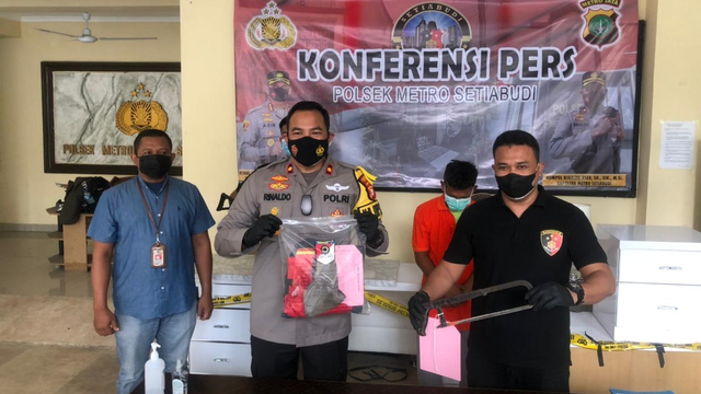 Jumpa pers kasus pencurian besi monorel di Jalan HR Rasuna Said, Jakarta Selatan. Foto: Dok. Istimewa