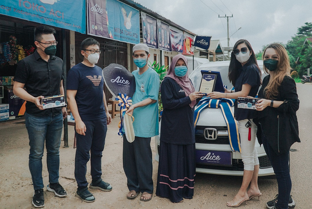 Kampanyekan protokol kesehatan, Aice berikan hadiah mobil bagi reseller di Jambi. Foto: Aice.