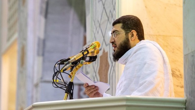 Syikh Bandar Balilah membacakan khotbah Hari Arafah musim haji 2021 di Masjid Namira, Makkah, Senin (19/7). Foto: Makkah Region