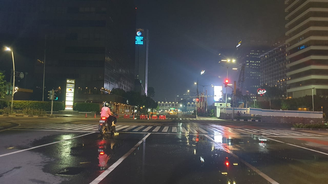 Suasana sepi di Sudirman dan Thamrin Jakarta di malam takbiran Idul Adha, Senin (19/7). Foto: Prameshwari Sugiri/kumparan